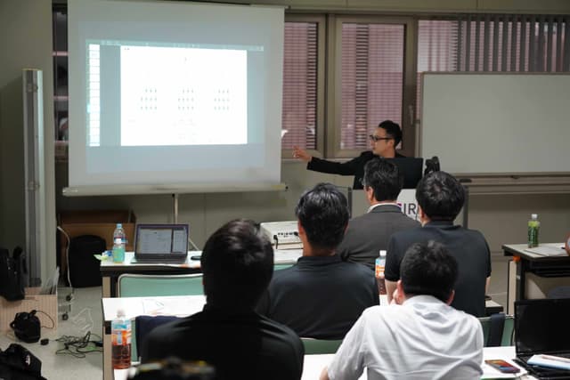 短期と長期の視点が交差する組織設計～現場チームと戦略チームの綱引き構造をつくる～